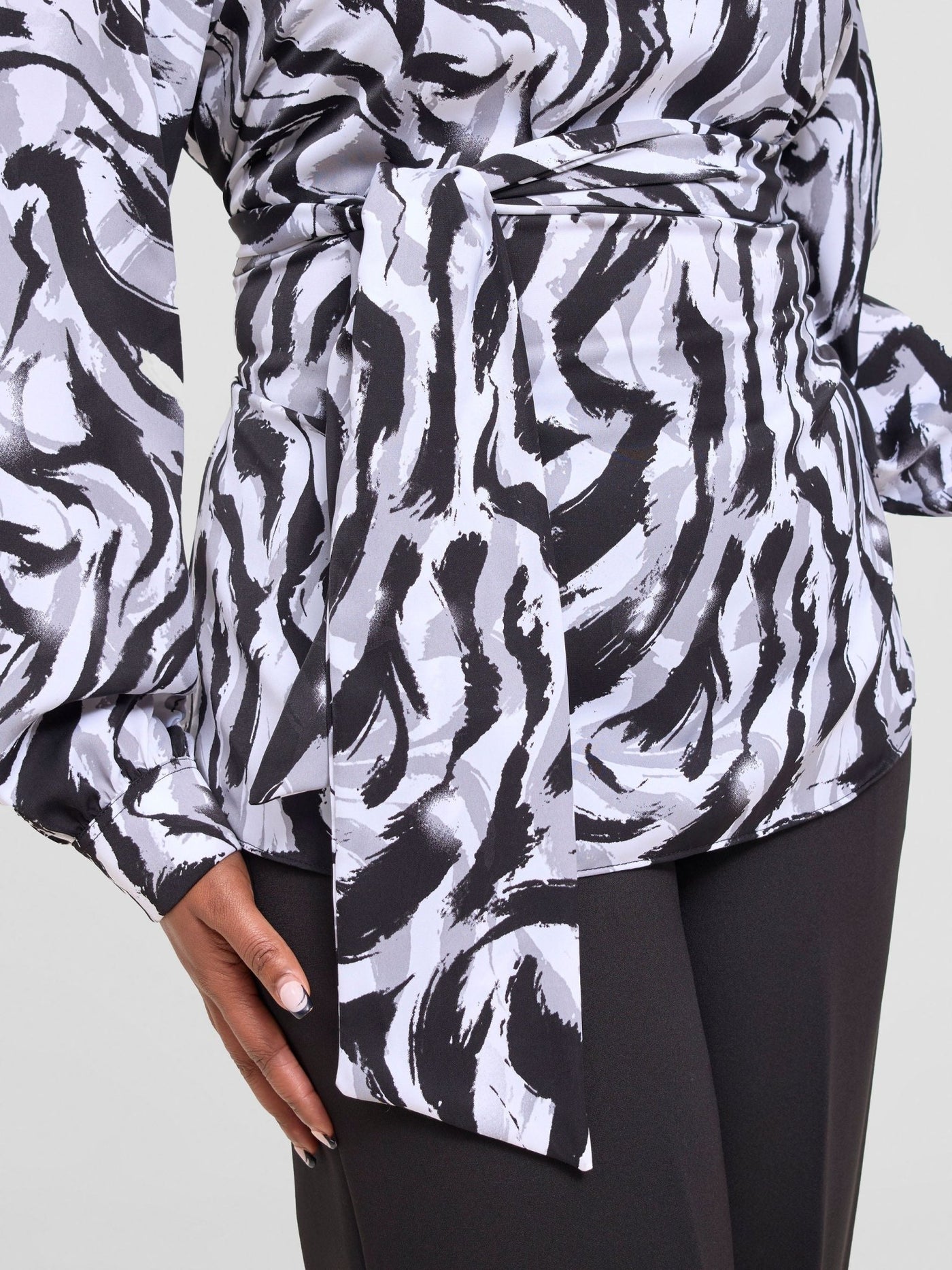 Vivo Laika Long Sleeve Tie Top - White / Black Una Print - Shopzetu
