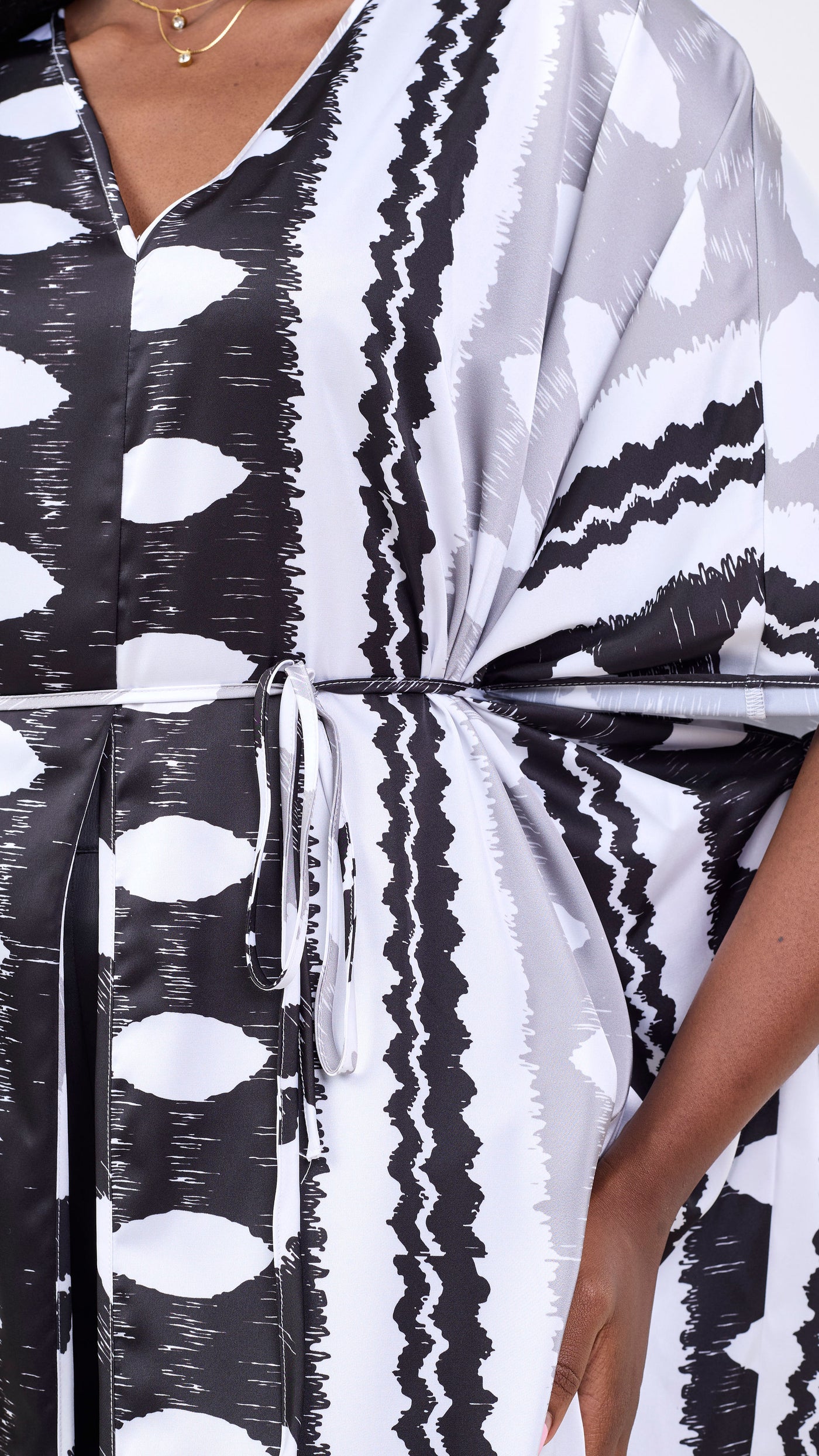 Vivo Essi Front Slit Maxi Top - White / Black Print