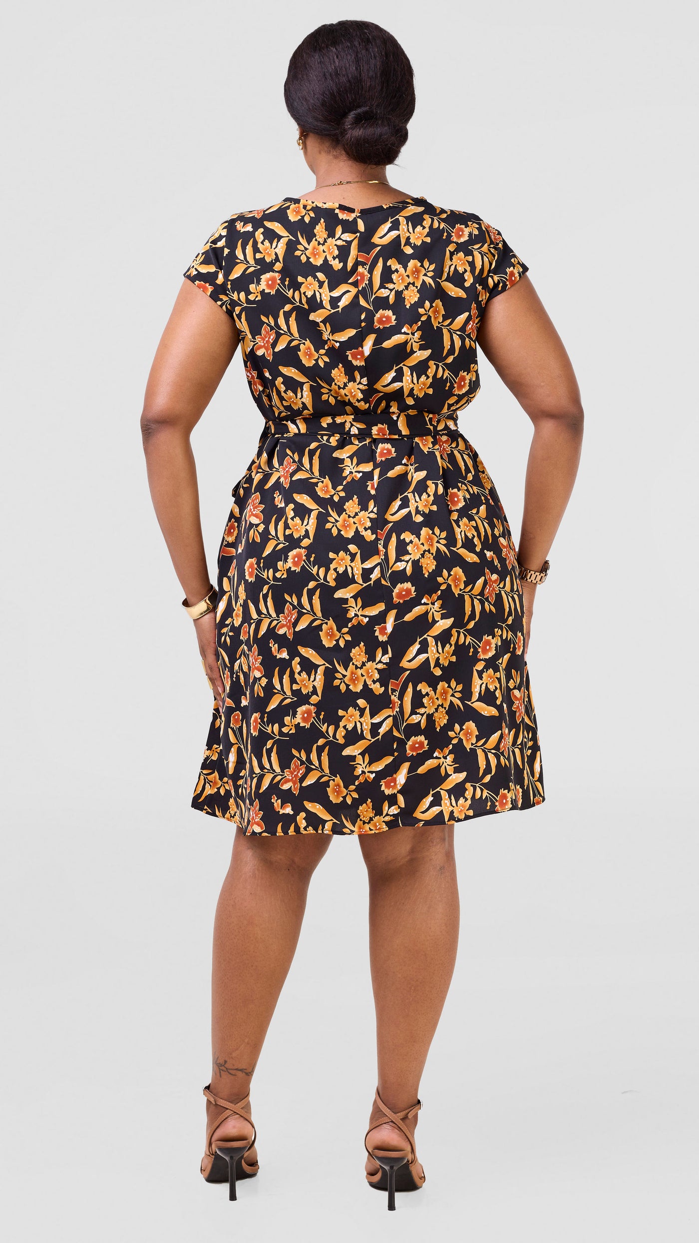 Vivo Basic Cap Sleeve Tent Knee Length Dress - Black / Gold Print