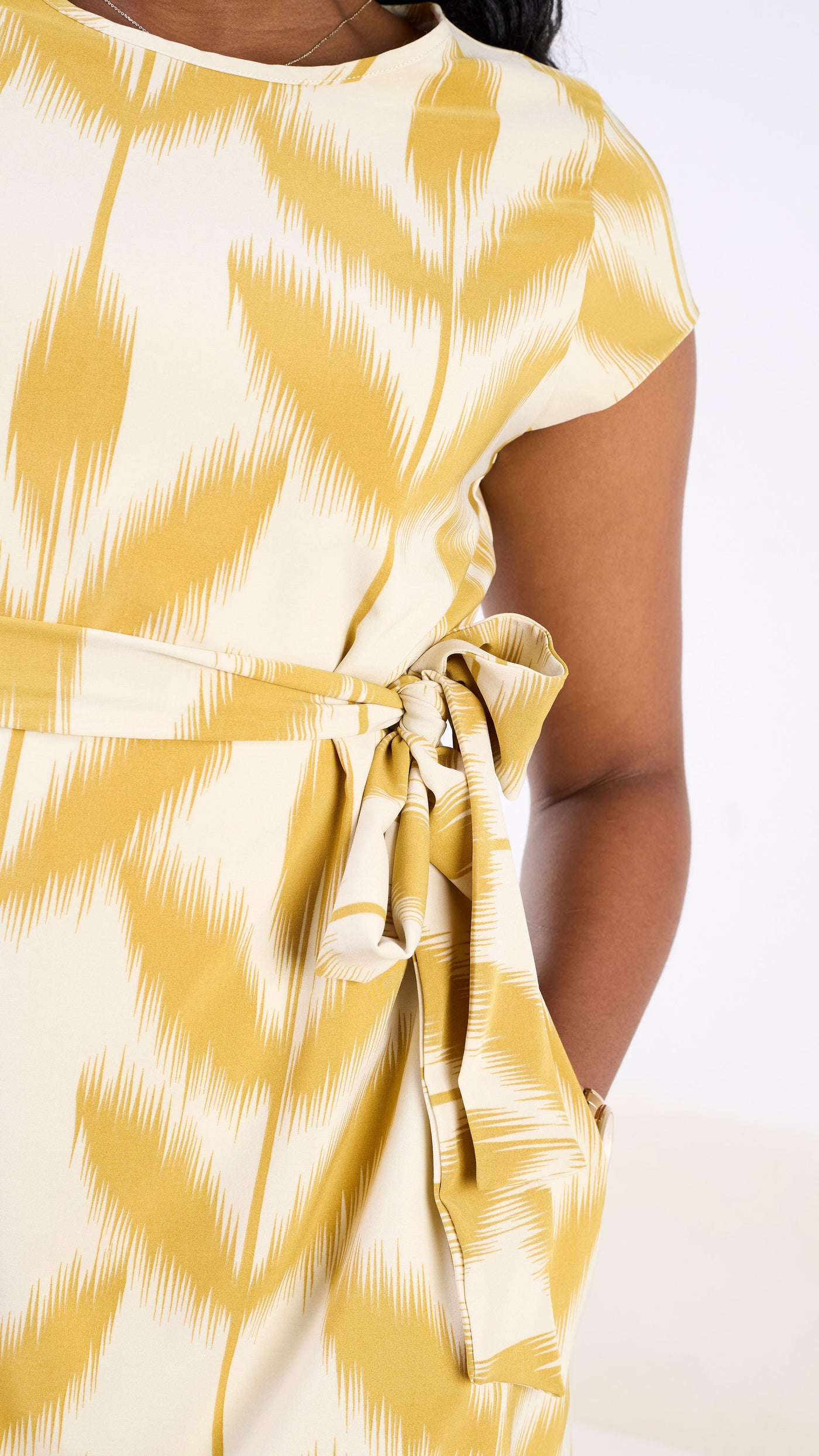 Vivo Basic Cap Sleeve Tent Knee Length Dress - Off white / Light Mustard Print