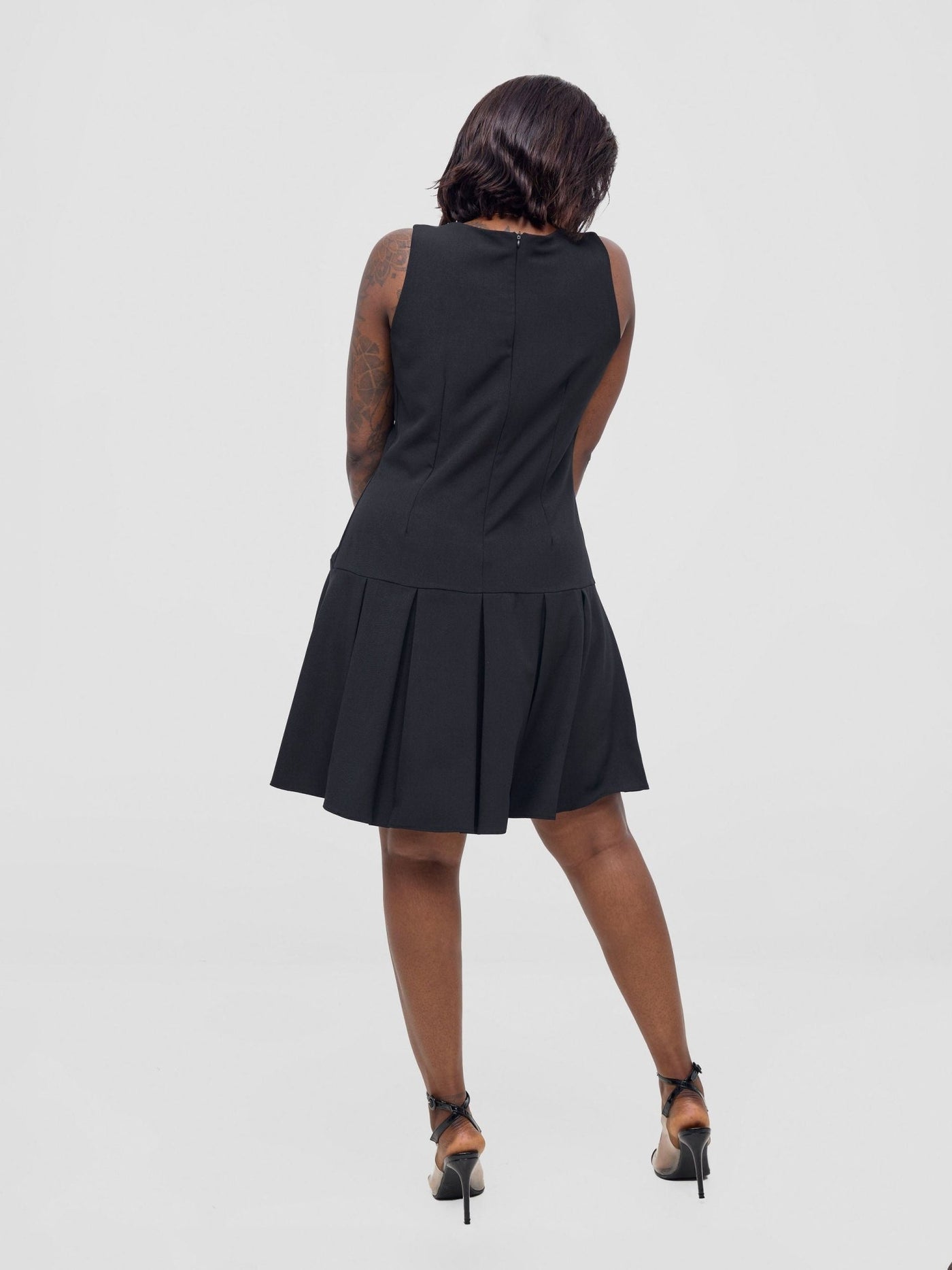 Vivo Niari Sleeveless Pleated Dress - Black - Shopzetu